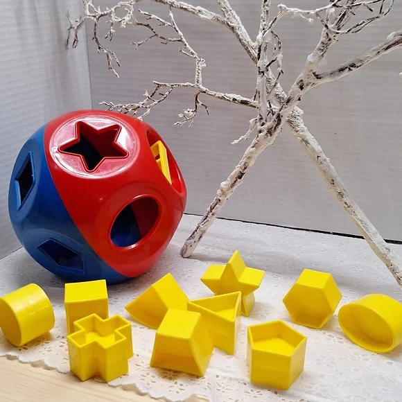 #ADJ Tupperware Shape Sorting Toy - Picture 3 of 3